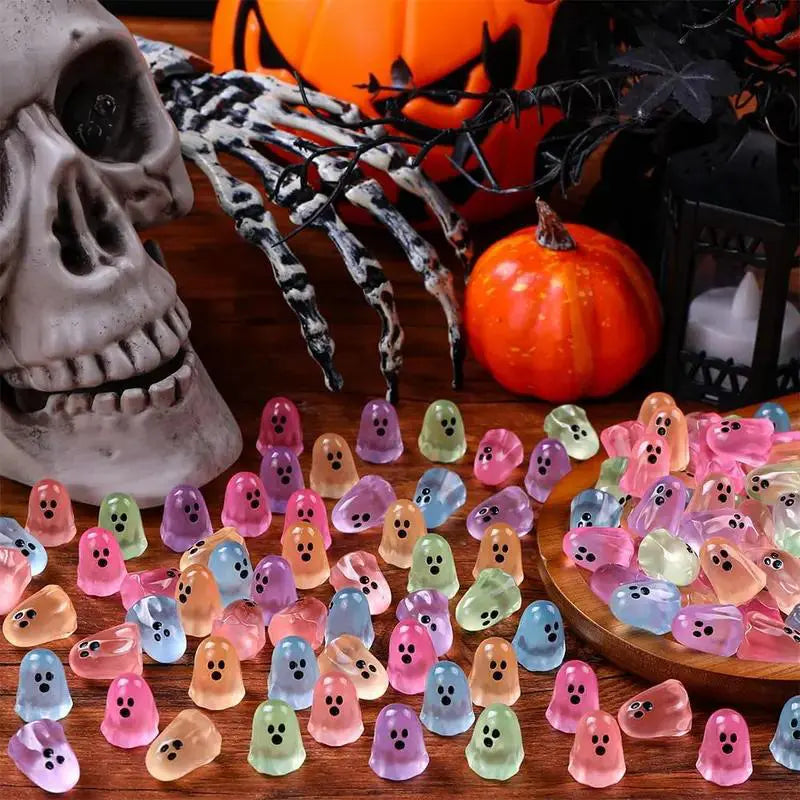 💥 50% zniżki! 👻 Świecące w ciemności figurki duchów – 60 sztuk w opakowaniu. Urocze wzory, wykonane z nietoksycznej żywicy. Idealne do dekoracji na Halloween i imprezy.