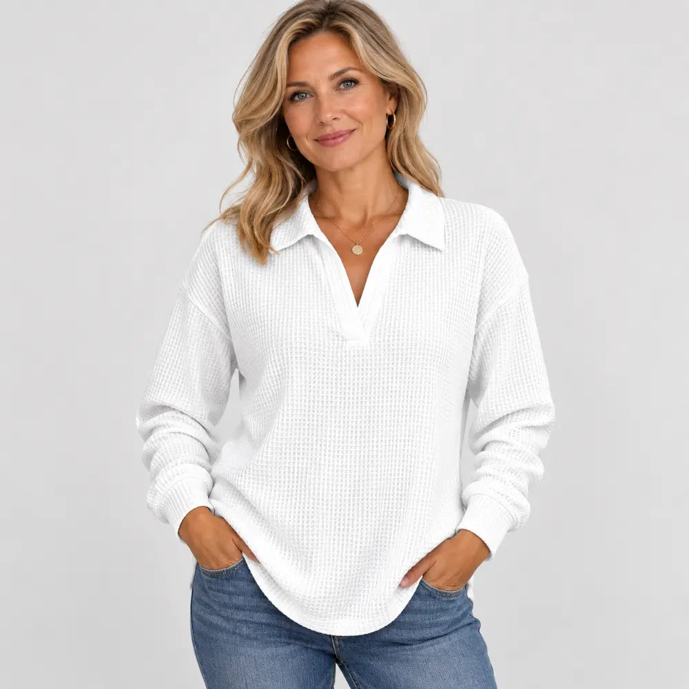 🌸Damska bluzka plus size o luźnym kroju, z długim rękawem, dekoltem w serek, kołnierzykiem i obniżoną linią ramion, wykonana z dzianiny o fakturze wafla.
