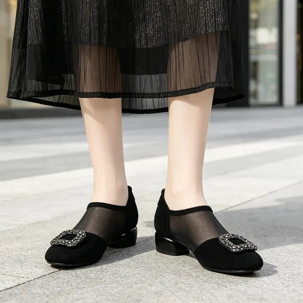 Eleganckie buty damskie ze skóry zamszowej i przewiewnej siateczki z kryształową klamrą i grubym niskim obcasem – czarne