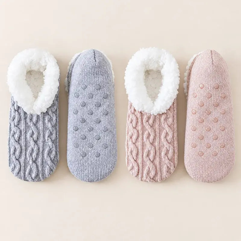 🧦 Ειδικό σετ 2 ζευγαριών: Χνουδωτές κάλτσες σπιτιού με αντιολισθητική σόλα σιλικόνης · Ζεστή γούνινη επένδυση · Ελαστική πλέξη με στριφτό σχέδιο · Άνεση και ζεστασιά για τον χειμώνα!