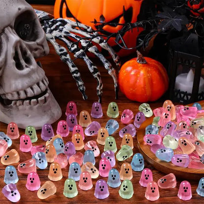 💥 50% zniżki! 👻 Świecące w ciemności figurki duchów – 60 sztuk w opakowaniu. Urocze wzory, wykonane z nietoksycznej żywicy. Idealne do dekoracji na Halloween i imprezy.