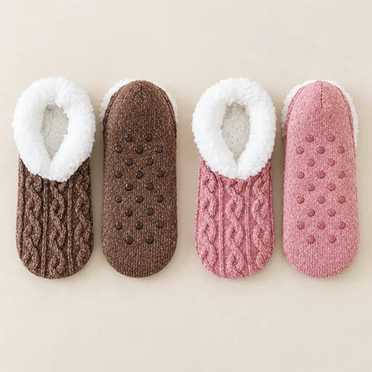 🧦 Ειδικό σετ 2 ζευγαριών: Χνουδωτές κάλτσες σπιτιού με αντιολισθητική σόλα σιλικόνης · Ζεστή γούνινη επένδυση · Ελαστική πλέξη με στριφτό σχέδιο · Άνεση και ζεστασιά για τον χειμώνα!