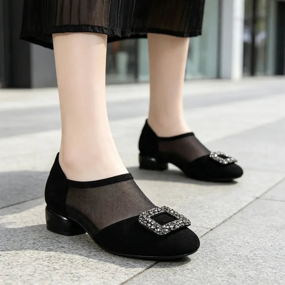 Eleganckie buty damskie ze skóry zamszowej i przewiewnej siateczki z kryształową klamrą i grubym niskim obcasem – czarne