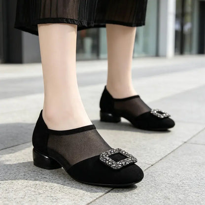 Eleganckie buty damskie ze skóry zamszowej i przewiewnej siateczki z kryształową klamrą i grubym niskim obcasem – czarne