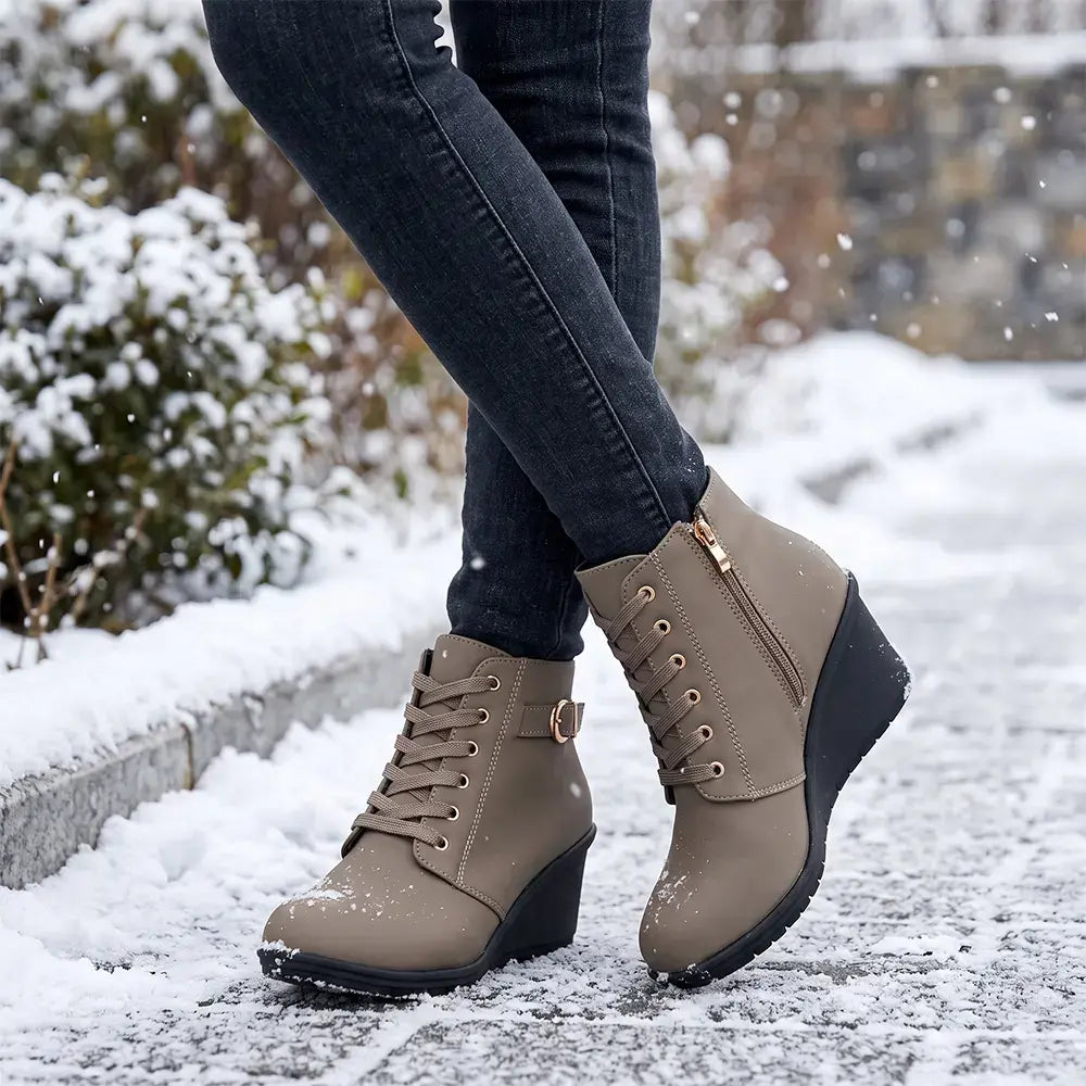 【35-42】👢 Damskie zimowe botki na koturnie – stylowy i stabilny wybór na chłodne dni