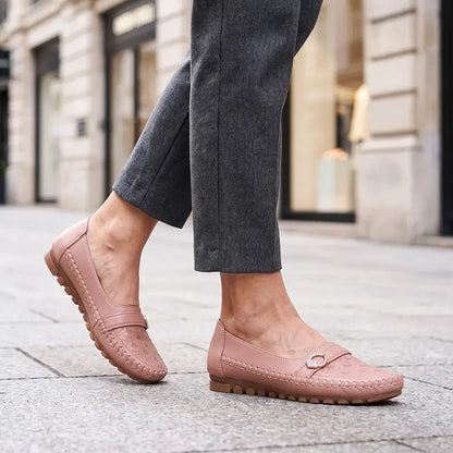 🎊【Rozmiary 36–43】Stylowe, ażurowe buty wsuwane – wykonane z miękkiego materiału, z płaską, antypoślizgową podeszwą zapewniającą wygodę; zaprojektowane specjalnie z myślą o dojrzałych kobietach i seniorkach.