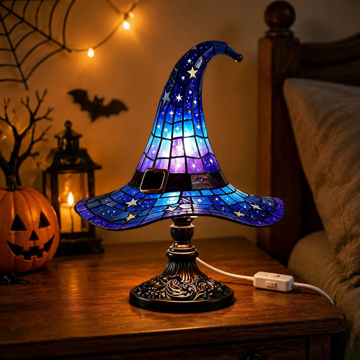 【Nowość na Halloween】Gotycka lampka nocna w kształcie kapelusza czarownicy, kreatywna lampka nocna z żywicy z efektem retro witrażu! 🔮🧙‍♀️
