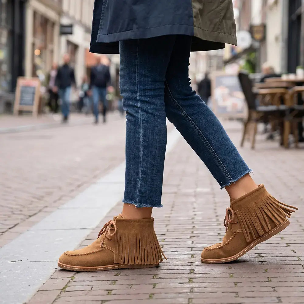 【36-43】Ίσια μποτάκια με κορδόνια και κρόσσια – Μια απαλή υφή, που θυμίζει σουέτ, σε συνδυασμό με κρόσσια σε vintage στυλ, δημιουργεί ένα στυλ κομψό και ταυτόχρονα πρωτότυπο.