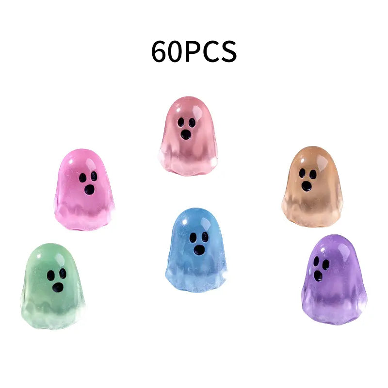 💥 50% zniżki! 👻 Świecące w ciemności figurki duchów – 60 sztuk w opakowaniu. Urocze wzory, wykonane z nietoksycznej żywicy. Idealne do dekoracji na Halloween i imprezy.