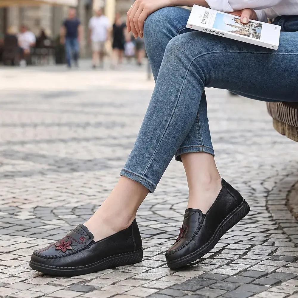🍁【Rozmiary 35–41】Nowe damskie buty codzienne: miękka, antypoślizgowa podeszwa – swobodne i wygodne dopasowanie, które nie męczy stóp nawet przy długotrwałym noszeniu.