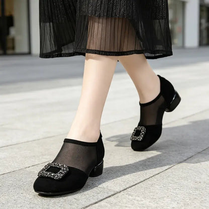 Eleganckie buty damskie ze skóry zamszowej i przewiewnej siateczki z kryształową klamrą i grubym niskim obcasem – czarne