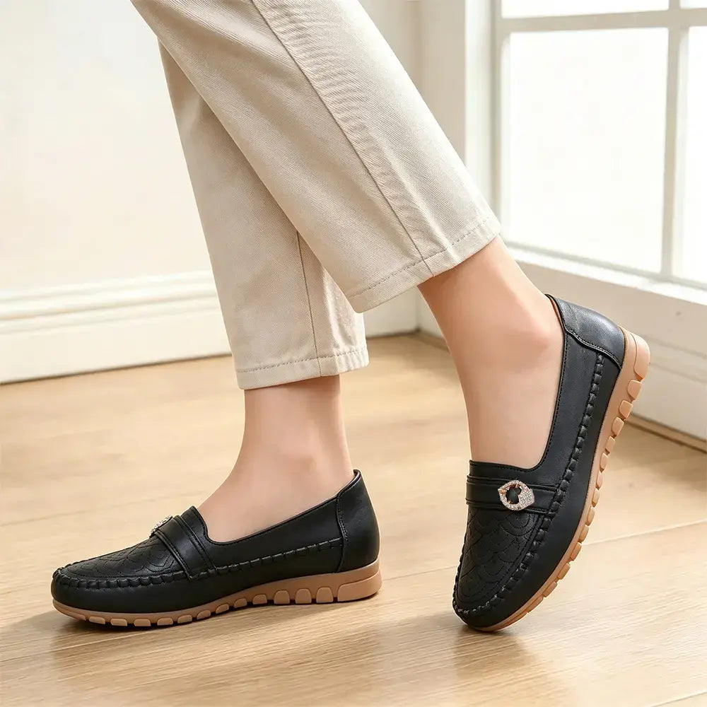 🎊【Rozmiary 36–43】Stylowe, ażurowe buty wsuwane – wykonane z miękkiego materiału, z płaską, antypoślizgową podeszwą zapewniającą wygodę; zaprojektowane specjalnie z myślą o dojrzałych kobietach i seniorkach.