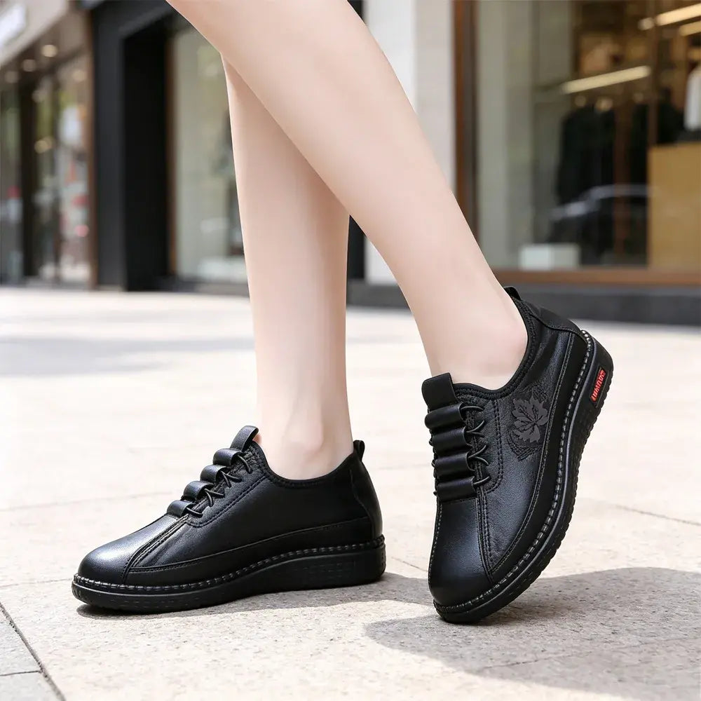 👟【36-43】Damskie, wsuwane, płaskie buty ze skóry naturalnej – lekkie i z miękką podeszwą zapewniającą wygodę – szerokie, codzienne mokasyny, odpowiednie dla seniorów.