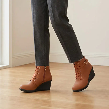 【35-42】👢 Damskie zimowe botki na koturnie – stylowy i stabilny wybór na chłodne dni