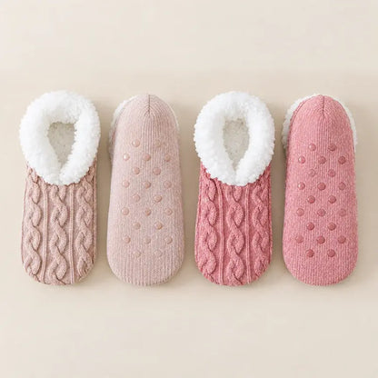 🧦 Ειδικό σετ 2 ζευγαριών: Χνουδωτές κάλτσες σπιτιού με αντιολισθητική σόλα σιλικόνης · Ζεστή γούνινη επένδυση · Ελαστική πλέξη με στριφτό σχέδιο · Άνεση και ζεστασιά για τον χειμώνα!