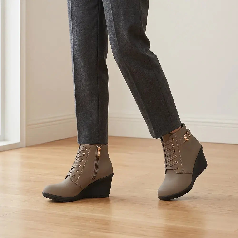 【35-42】👢 Damskie zimowe botki na koturnie – stylowy i stabilny wybór na chłodne dni